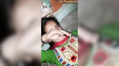 Aneesa ko chacha ne chut par thook laga ke choda