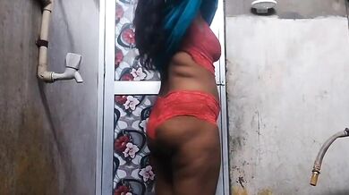 Bhojpuri Bhabhi ko devar ne bathroom me pel diya