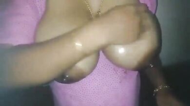 Suresh ke lie biwi ne boobs ka tel malish mms banaya