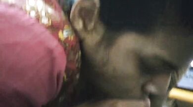 Kamwali aunty ko blowjob porn dikha ke lund chusaya