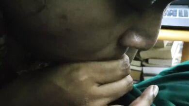 Kamwali aunty ko blowjob porn dikha ke lund chusaya