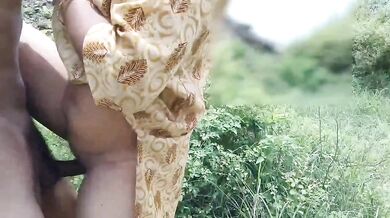 Ghas kaatne ke bahane kheto me hathiyar leti desi bhabhi