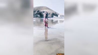 Tourist spot par matke jaisi gaand hila ke nachi bhabhi!