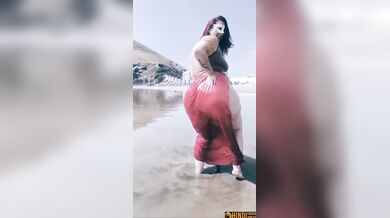 Tourist spot par matke jaisi gaand hila ke nachi bhabhi!