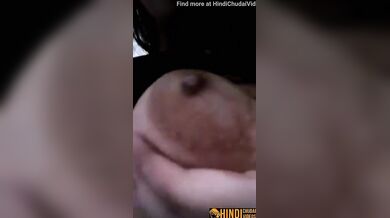 Jawan desi girl ne chuchi dikha ke bola mera doodh pee lo!