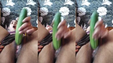Chaddi side me kar ke Bhabhi ne chut me cucumber liya