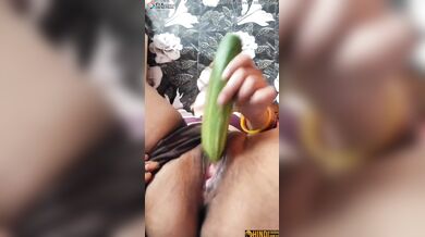 Chaddi side me kar ke Bhabhi ne chut me cucumber liya