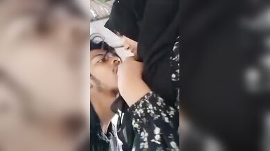 Hijabi ladki ka boobs suck aur lip kiss viral selfie