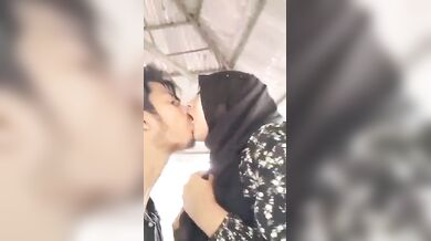 Hijabi ladki ka boobs suck aur lip kiss viral selfie