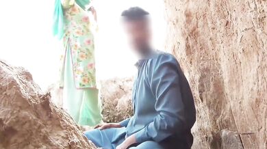 Kashmiri bhabhi moti gaand hila ke pahadi me chudi