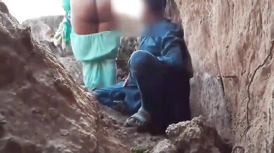 Kashmiri bhabhi moti gaand hila ke pahadi me chudi