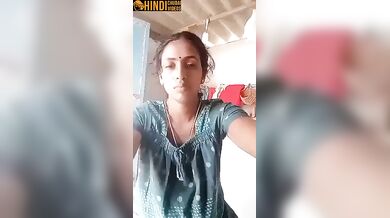 Chudasi village Bhabhi ne chut se pissing kar ke selfie banai