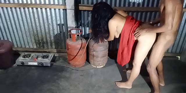 Pati Patni ki homemade kitchen sex video - Hindi Chudai Videos