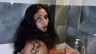 Desi sexy Bhabhi ki bathroom sex video