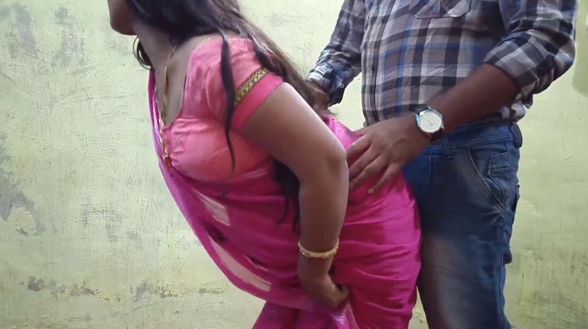 Pink Saree wali bhabhi ko ragad kar chod diya - Hindi Chudai Videos