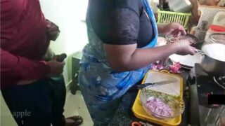 tamil mature maid ko kala lund dikhaya maalik ne