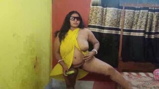Desi chudai video Hindi milf aunty cucumber sath solo sex